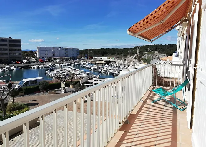 Superbe Appartement Avec Vue Sur Mer Et Port, Parking Prive